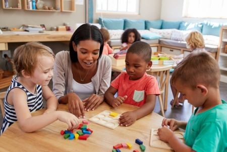 Monter une crèche : découvrez notre guide